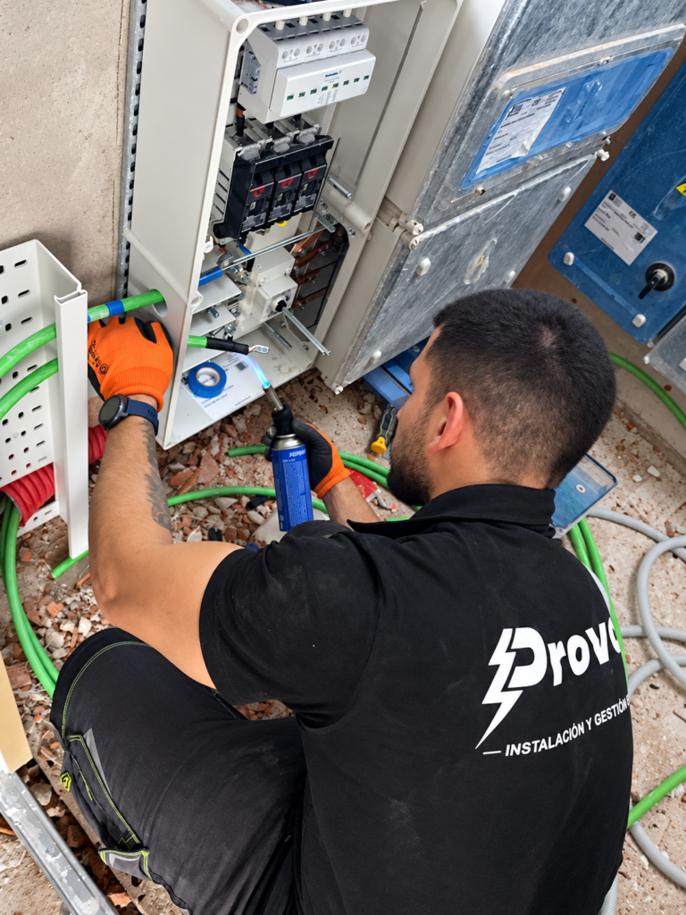 Electricista de Provolt trabajando en un cuarto de contadores durante una obra